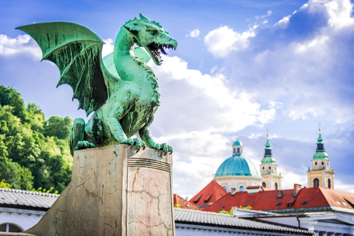 © Shutterstock, ecstk22 Drachenstatue der Drachenbrücke Zmajski most in Ljubljana, Slowenien
