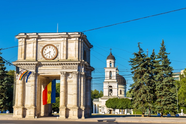 © Shutterstock, Leonid Andronov Triumphbogen mit Molduaer Flaggen und Kathedrale der Geburt des Herrn im Stadtzentrum Chisinaus, Moldau
