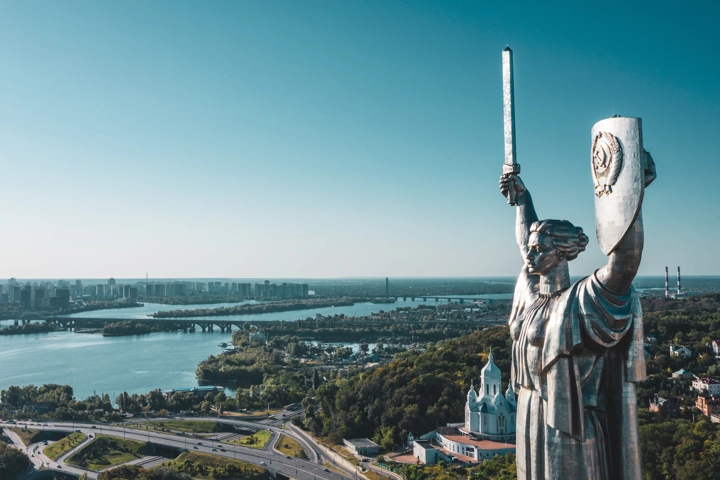 © Shutterstock, VALUA VITALY Luftaufnahme der Landschaft Stadt Kiew mit Dnepr Fluss. Draufsicht auf die Mutterland-Statue, ein historisches Denkmal der Sowjetunion.