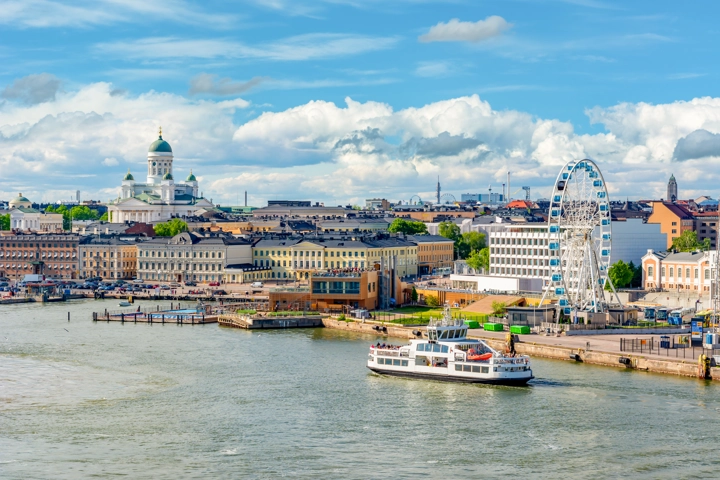 © Shutterstock/Mrvlad Stadtansicht mit der Kathedrale und dem Hafen von Helsinki, Finnland