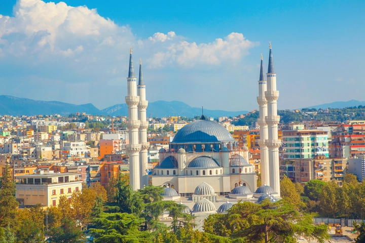 © Shutterstock, RussieseO Panorama von Tirana mit Namazgja-Moschee, Albanien