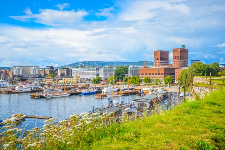 © Shutterstock, Damien Verrier Hafen und Rathaus von Oslo, Norwegen