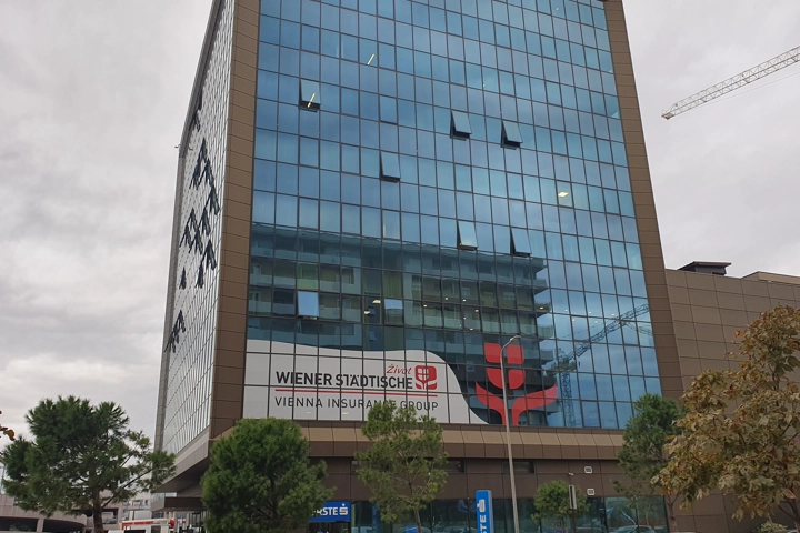 © Shutterstock Außenansicht des Bürogebäudes der Wiener Städtische in Montenegro