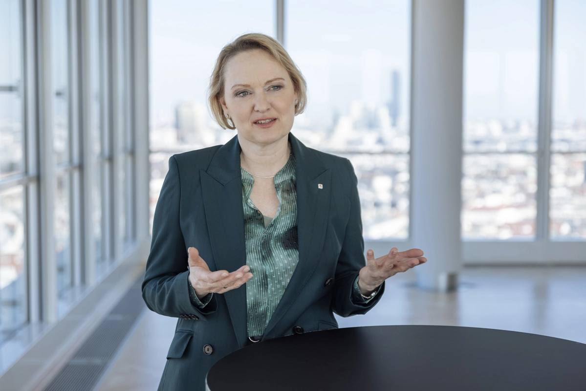 © Marlene Fröhlich_luxundlumen.com CFRO Liane Hirner in Interviewsituation