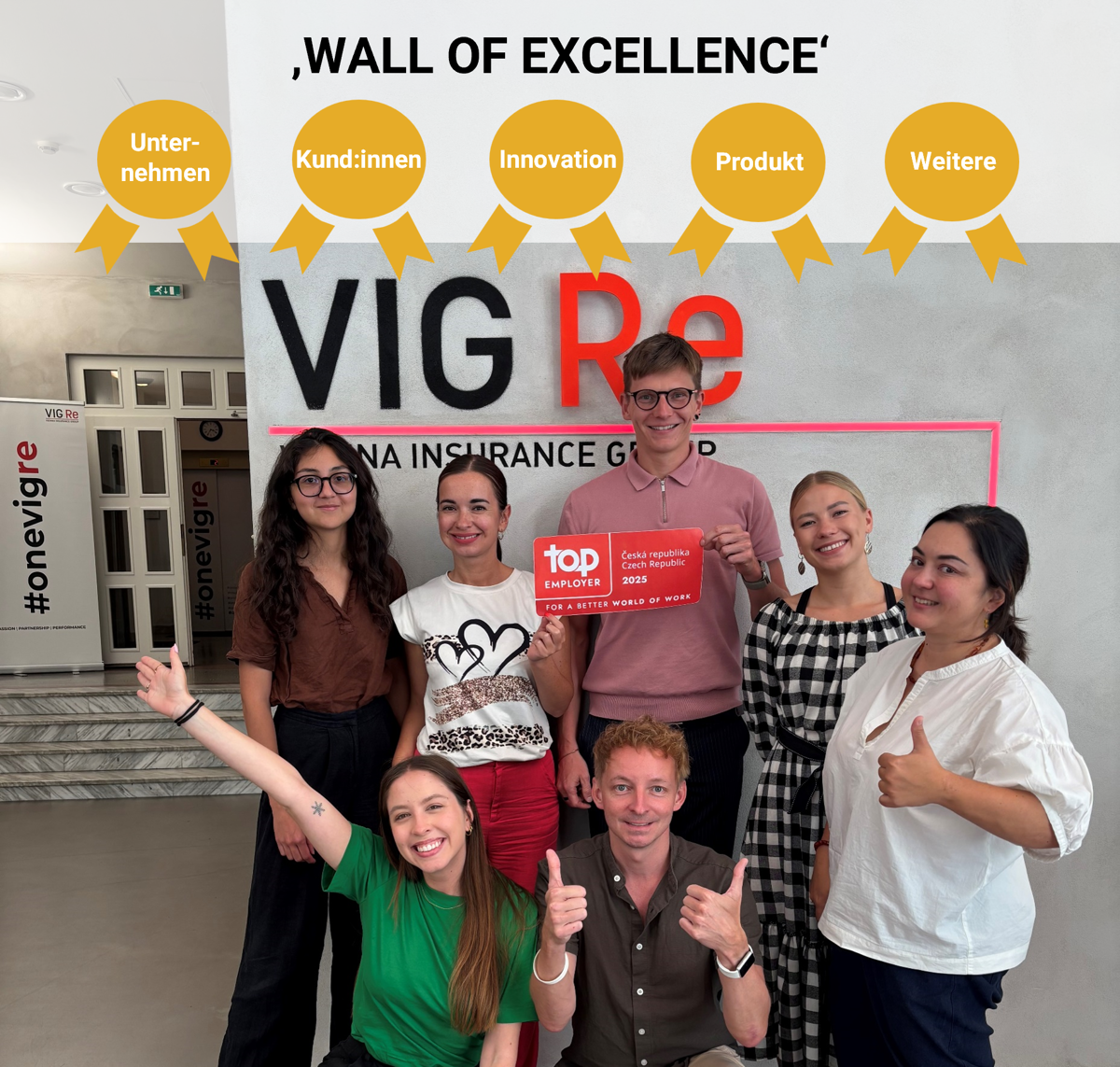 © VIG Re Mitarbeitende der tschechischen VIG-Gesellschaft VIG Re halten stolz ihren Award zum Top Employer 2025 in Tschechien in die Höhe