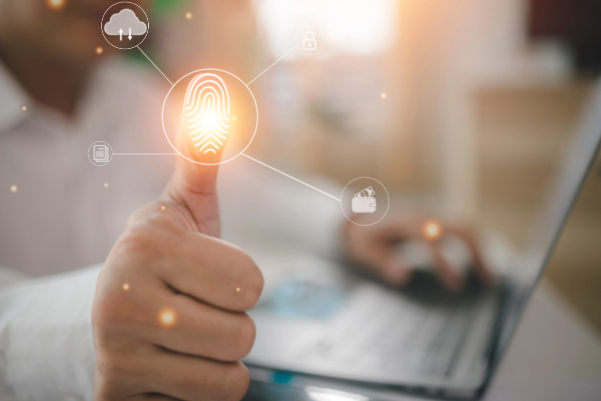 © Shutterstock Authentifizierung durch Daumenabdruck mit verschiedenen Icons.