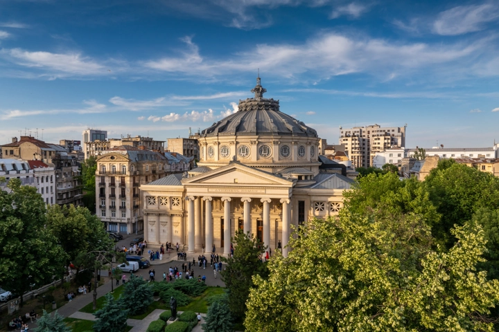 © Shutterstock, Dragos Asaftei Luftaufnahme des Rumänischen Athenäums in Bukarest an der Avenue Victoriei